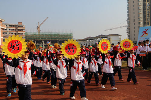 現(xiàn)外象湖校區(qū)舉辦第六屆秋季田徑運(yùn)動(dòng)會