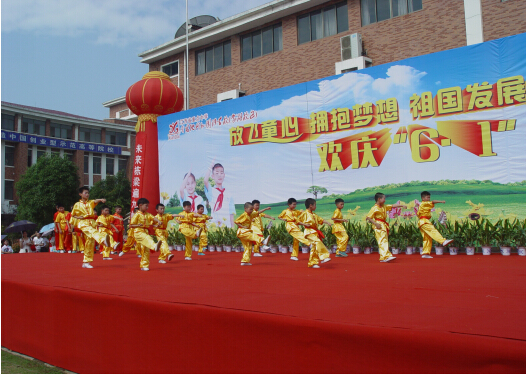 現(xiàn)外象湖校區(qū)舉行2016年“六一”慶祝活動(dòng)