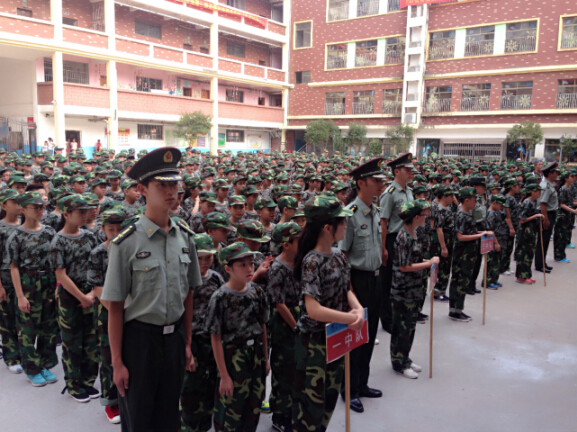 現(xiàn)外象湖校區(qū)舉行2016級(jí)初一新生軍訓(xùn)開(kāi)營(yíng)儀式